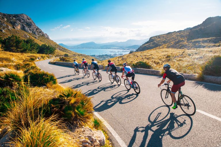 Stage de triathlon SPORT'N GO avec sortie vélo en groupe sur route dans un environnement naturel