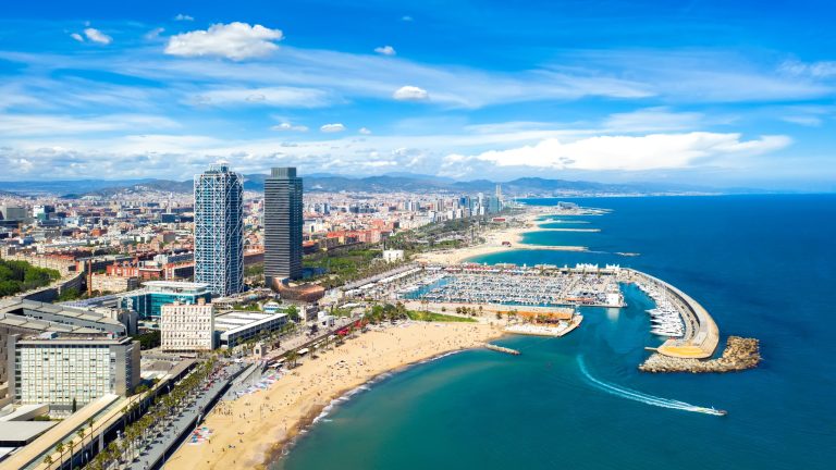 Vue aérienne de Barcelone en Catalogne, destination de stages sportifs et séjours d'entraînement en Espagne