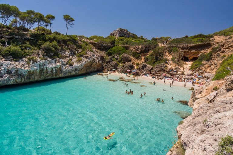 Plage et crique de la Méditerranée illustrant les destinations de stages sportifs Sport'n Go en Espagne, France, Italie, Grèce et Croatie