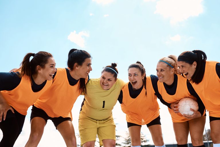 Women's sports team gathered before a practice session during a training camp organized by Sport'n Go