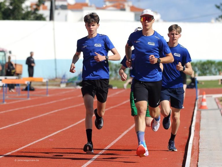 Athlètes en stage d'athlétisme lors d'une séance d'entraînement sur piste